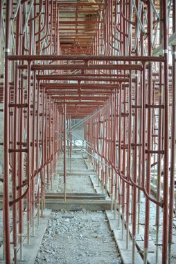 SELANGOR, MALAYSIA -APRIL 13, 2015: İnşaat alanındaki platform, biçimlendirme ve yapıyı desteklemek için kullanılan geçici yapı. Ayrıca işçiler için yürüme platformu olarak kullanılıyor.. 