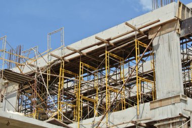 SELANGOR, MALAYSIA -APRIL 13, 2015: İnşaat alanındaki platform, biçimlendirme ve yapıyı desteklemek için kullanılan geçici yapı. Ayrıca işçiler için yürüme platformu olarak kullanılıyor.. 