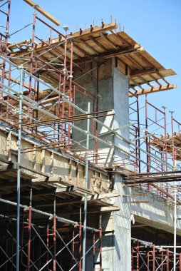 SELANGOR, MALAYSIA -APRIL 13, 2015: İnşaat alanındaki platform, biçimlendirme ve yapıyı desteklemek için kullanılan geçici yapı. Ayrıca işçiler için yürüme platformu olarak kullanılıyor.. 