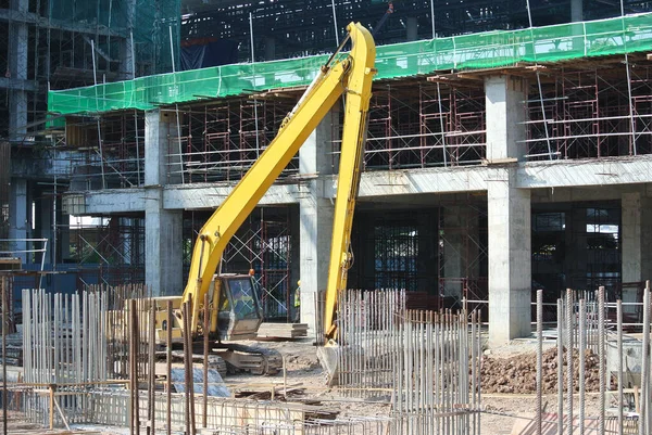 Selangor Malaysia April 2016 挖掘机是一种用于在施工过程中挖掘土壤的重型施工机械 用一个长液压臂和一个桶来驱动 由工人处理 — 图库照片