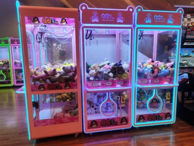 KUALA LUMPUR - 5 Ekim 2021: kapalı oyun makineleri. İyi tasarlanmış ve müşteri çekmek için çeşitli renkleri var. Özellikle de çocukların kullanması için..