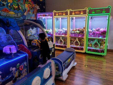 KUALA LUMPUR - 5 Ekim 2021: kapalı oyun makineleri. İyi tasarlanmış ve müşteri çekmek için çeşitli renkleri var. Özellikle de çocukların kullanması için..