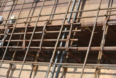 SELANGOR, MALAYSIA -13 Mayıs 2016: İnşaat alanında betonu güçlendirmek için kullanılan deforme olmuş çelik çubuklar veya çelik takviye çubukları. Mühendisin tasarımını takip edecek şekilde tasarlandı..