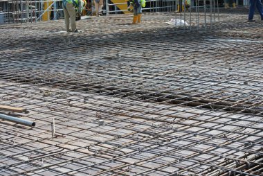 SELANGOR, MALAYSIA -13 Mayıs 2016: İnşaat alanında betonu güçlendirmek için kullanılan deforme olmuş çelik çubuklar veya çelik takviye çubukları. Mühendisin tasarımını takip edecek şekilde tasarlandı..