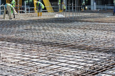 SELANGOR, MALAYSIA -13 Mayıs 2016: İnşaat alanında betonu güçlendirmek için kullanılan deforme olmuş çelik çubuklar veya çelik takviye çubukları. Mühendisin tasarımını takip edecek şekilde tasarlandı..