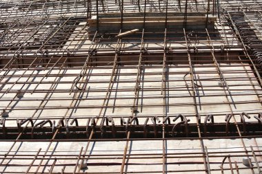 SELANGOR, MALAYSIA -13 Mayıs 2016: İnşaat alanında betonu güçlendirmek için kullanılan deforme olmuş çelik çubuklar veya çelik takviye çubukları. Mühendisin tasarımını takip edecek şekilde tasarlandı..
