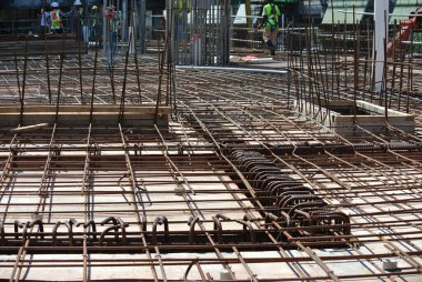 SELANGOR, MALAYSIA -13 Mayıs 2016: İnşaat alanında betonu güçlendirmek için kullanılan deforme olmuş çelik çubuklar veya çelik takviye çubukları. Mühendisin tasarımını takip edecek şekilde tasarlandı..