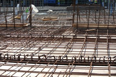 SELANGOR, MALAYSIA -13 Mayıs 2016: İnşaat alanında betonu güçlendirmek için kullanılan deforme olmuş çelik çubuklar veya çelik takviye çubukları. Mühendisin tasarımını takip edecek şekilde tasarlandı..