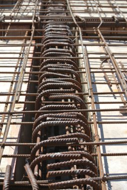SELANGOR, MALAYSIA -13 Mayıs 2016: İnşaat alanında betonu güçlendirmek için kullanılan deforme olmuş çelik çubuklar veya çelik takviye çubukları. Mühendisin tasarımını takip edecek şekilde tasarlandı..
