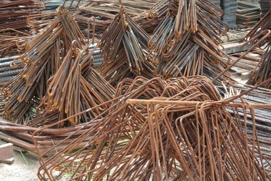 SELANGOR, MALAYSIA -13 Mayıs 2016: İnşaat alanında betonu güçlendirmek için kullanılan deforme olmuş çelik çubuklar veya çelik takviye çubukları. Mühendisin tasarımını takip edecek şekilde tasarlandı..