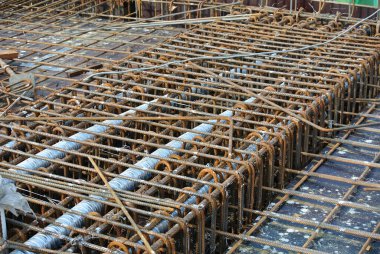 SELANGOR, MALAYSIA -13 Mayıs 2016: İnşaat alanında betonu güçlendirmek için kullanılan deforme olmuş çelik çubuklar veya çelik takviye çubukları. Mühendisin tasarımını takip edecek şekilde tasarlandı..