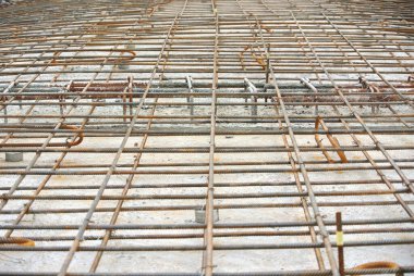 SELANGOR, MALAYSIA -13 Mayıs 2016: İnşaat alanında betonu güçlendirmek için kullanılan deforme olmuş çelik çubuklar veya çelik takviye çubukları. Mühendisin tasarımını takip edecek şekilde tasarlandı..