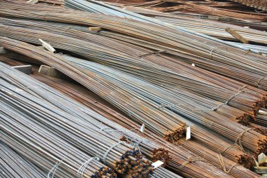 SELANGOR, MALAYSIA -13 Mayıs 2016: İnşaat alanında betonu güçlendirmek için kullanılan deforme olmuş çelik çubuklar veya çelik takviye çubukları. Mühendisin tasarımını takip edecek şekilde tasarlandı..