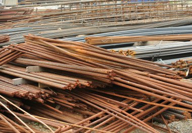 SELANGOR, MALAYSIA -13 Mayıs 2016: İnşaat alanında betonu güçlendirmek için kullanılan deforme olmuş çelik çubuklar veya çelik takviye çubukları. Mühendisin tasarımını takip edecek şekilde tasarlandı..