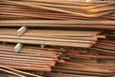 SELANGOR, MALAYSIA -13 Mayıs 2016: İnşaat alanında betonu güçlendirmek için kullanılan deforme olmuş çelik çubuklar veya çelik takviye çubukları. Mühendisin tasarımını takip edecek şekilde tasarlandı..