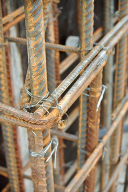 SELANGOR, MALAYSIA -13 Mayıs 2016: İnşaat alanında betonu güçlendirmek için kullanılan deforme olmuş çelik çubuklar veya çelik takviye çubukları. Mühendisin tasarımını takip edecek şekilde tasarlandı..