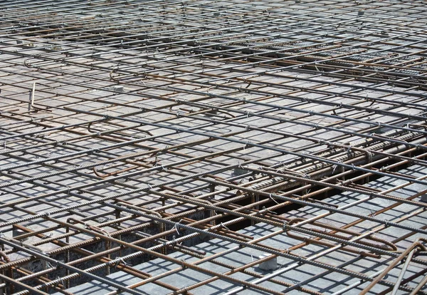 SELANGOR, MALAYSIA -13 Mayıs 2016: İnşaat alanında betonu güçlendirmek için kullanılan deforme olmuş çelik çubuklar veya çelik takviye çubukları. Mühendisin tasarımını takip edecek şekilde tasarlandı..