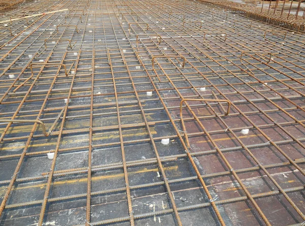 セランゴール マレーシア 2016年5月13日 コンクリートを強化するために建設現場で使用される熱間圧延変形鋼棒または鋼補強棒 エンジニアの設計に従う形になっています — ストック写真