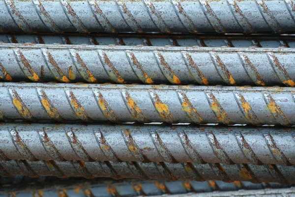 SELANGOR, MALAYSIA -13 Mayıs 2016: İnşaat alanında betonu güçlendirmek için kullanılan deforme olmuş çelik çubuklar veya çelik takviye çubukları. Mühendisin tasarımını takip edecek şekilde tasarlandı..