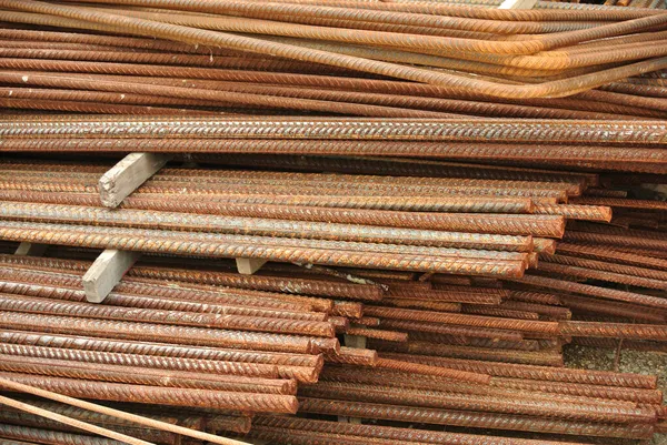 SELANGOR, MALAYSIA -13 Mayıs 2016: İnşaat alanında betonu güçlendirmek için kullanılan deforme olmuş çelik çubuklar veya çelik takviye çubukları. Mühendisin tasarımını takip edecek şekilde tasarlandı..