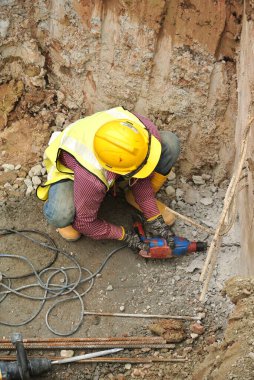 Malacca, Malaysia-20 Ekim 2016: inşaat işçileri yapmak mobil delme makinesi kullanarak kap deliklerden bina yığını.    