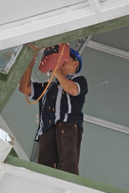 SELANGOR, MALAYSIA - 09 Aralık 2015: İnşaat alanında koruyucu maske takan kaynakçı. 