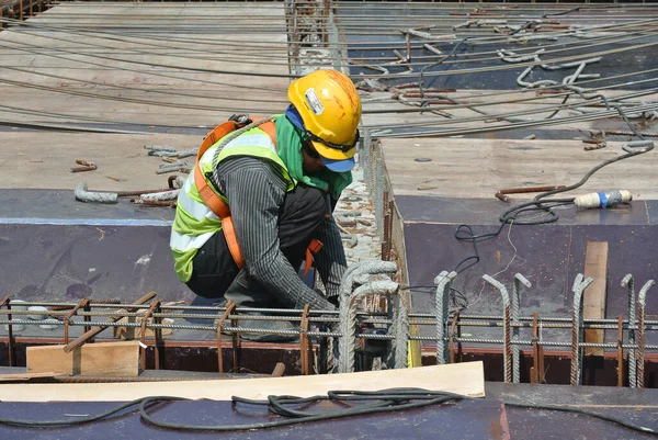 Selangor Malaysia 2015 Stavební Dělníci Brousí Kov Pomocí Pojízdné Brusky — Stock fotografie