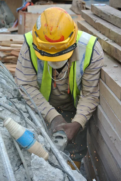 Selangor Malásia Março 2015 Trabalhadores Construção Civil Cortando Metal Usando — Fotografia de Stock