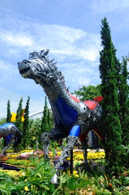 PUTRAJAYA, MALAYSIA - 30 Mayıs 2016: Putrajaya, Malezya 'da düzenlenen Royal Floria Putrajaya 2016 etkinliğinde geri dönüşümlü ve hurda metallerden yapılan atın kopyası.