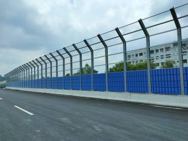 SELANGOR, MALAYSIA - 5 Temmuz 2020: Çevre sakinlerine gürültü kirliliğini önlemek için konutun çevresindeki araç şeridi boyunca gürültü bariyerleri kuruldu.