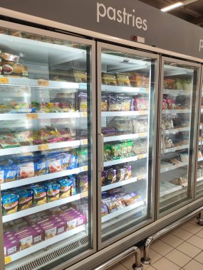 KUALA LUMPUR, MALAYSIA - 21 Haziran 2021: Donmuş hamur işleri ticari paketlerde paketlenir ve süpermarketin içindeki soğutucu bir kutuda sergilenir. Markaya göre sıralanır ve fiyat etiketi ile etiketlenir.