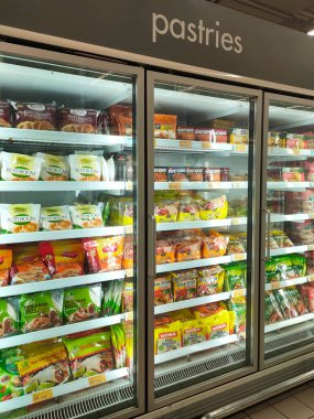 KUALA LUMPUR, MALAYSIA - 21 Haziran 2021: Donmuş hamur işleri ticari paketlerde paketlenir ve süpermarketin içindeki soğutucu bir kutuda sergilenir. Markaya göre sıralanır ve fiyat etiketi ile etiketlenir.