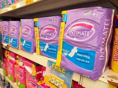 KUALA LUMPUR, MALAYSIA -ECTOBER 2, 2021: Süpermarketteki sergi masasında sergilenen hijyenik peçete veya hijyenik ped üzerine seçici odaklanma. Hijyenik havlu olarak da bilinir..