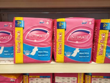 KUALA LUMPUR, MALAYSIA -ECTOBER 2, 2021: Süpermarketteki sergi masasında sergilenen hijyenik peçete veya hijyenik ped üzerine seçici odaklanma. Hijyenik havlu olarak da bilinir..