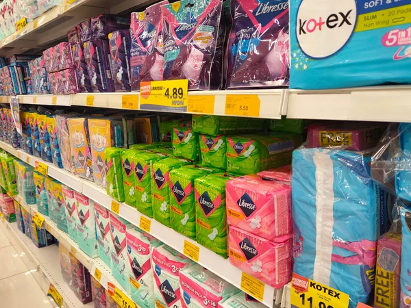 KUALA LUMPUR, MALAYSIA -ECTOBER 2, 2021: Süpermarketteki sergi masasında sergilenen hijyenik peçete veya hijyenik ped üzerine seçici odaklanma. Hijyenik havlu olarak da bilinir..