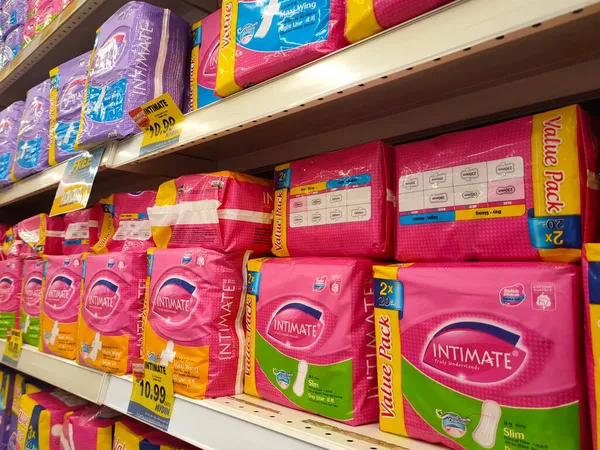 KUALA LUMPUR, MALAYSIA -ECTOBER 2, 2021: Süpermarketteki sergi masasında sergilenen hijyenik peçete veya hijyenik ped üzerine seçici odaklanma. Hijyenik havlu olarak da bilinir..