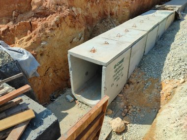 SELANGOR, MALAYSIA - 22 HAZİRAN 2021: İnşaat alanında inşaat halindeki yeraltı beton kanal gideri. Sel baskınlarını önlemek için fırtına suyunu kanalize etmek için kullanılır.. 