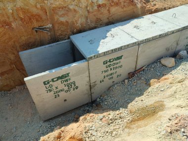 SELANGOR, MALAYSIA - 22 HAZİRAN 2021: İnşaat alanında inşaat halindeki yeraltı beton kanal gideri. Sel baskınlarını önlemek için fırtına suyunu kanalize etmek için kullanılır.. 
