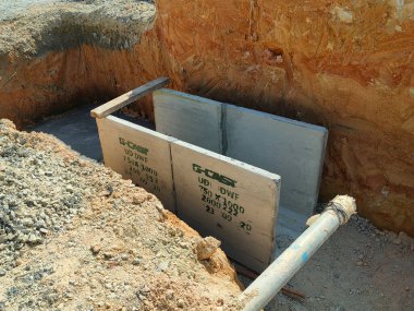 SELANGOR, MALAYSIA - 22 HAZİRAN 2021: İnşaat alanında inşaat halindeki yeraltı beton kanal gideri. Sel baskınlarını önlemek için fırtına suyunu kanalize etmek için kullanılır.. 