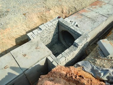 SELANGOR, MALAYSIA - 22 HAZİRAN 2021: İnşaat alanında inşaat halindeki yeraltı beton kanal gideri. Sel baskınlarını önlemek için fırtına suyunu kanalize etmek için kullanılır.. 