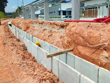 SELANGOR, MALAYSIA - 22 HAZİRAN 2021: İnşaat alanında inşaat halindeki yeraltı beton kanal gideri. Sel baskınlarını önlemek için fırtına suyunu kanalize etmek için kullanılır.. 