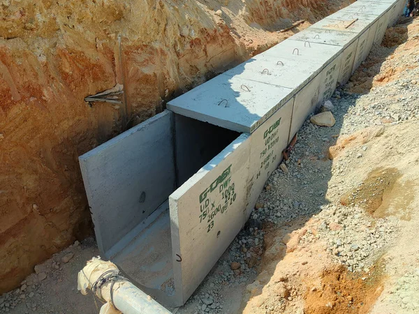 SELANGOR, MALAYSIA - 22 HAZİRAN 2021: İnşaat alanında inşaat halindeki yeraltı beton kanal gideri. Sel baskınlarını önlemek için fırtına suyunu kanalize etmek için kullanılır.. 