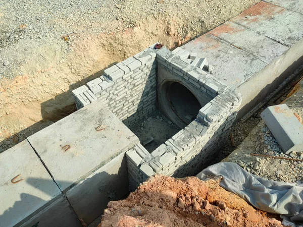 SELANGOR, MALAYSIA - 22 HAZİRAN 2021: İnşaat alanında inşaat halindeki yeraltı beton kanal gideri. Sel baskınlarını önlemek için fırtına suyunu kanalize etmek için kullanılır.. 