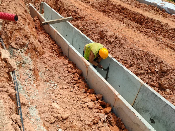 SELANGOR, MALAYSIA - 22 HAZİRAN 2021: İnşaat alanında inşaat halindeki yeraltı beton kanal gideri. Sel baskınlarını önlemek için fırtına suyunu kanalize etmek için kullanılır.. 