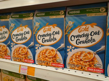 KUALA LUMPUR, MALAYSIA - AĞUSTOS 4, 2021: Karton kutuda paketlenmiş tahıl gevreği ve plastik pakete odaklanmış. Dev süpermarketlerde raflarda sergileniyordu. Damgasına göre sıralanmış. Hepsinin bir fiyatı var.. 