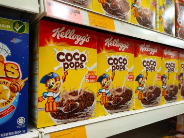 KUALA LUMPUR, MALAYSIA - AĞUSTOS 4, 2021: Karton kutuda paketlenmiş tahıl gevreği ve plastik pakete odaklanmış. Dev süpermarketlerde raflarda sergileniyordu. Damgasına göre sıralanmış. Hepsinin bir fiyatı var.. 