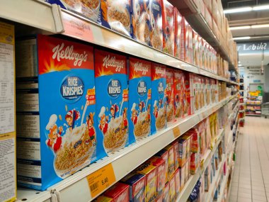 KUALA LUMPUR, MALAYSIA - AĞUSTOS 4, 2021: Karton kutuda paketlenmiş tahıl gevreği ve plastik pakete odaklanmış. Dev süpermarketlerde raflarda sergileniyordu. Damgasına göre sıralanmış. Hepsinin bir fiyatı var.. 