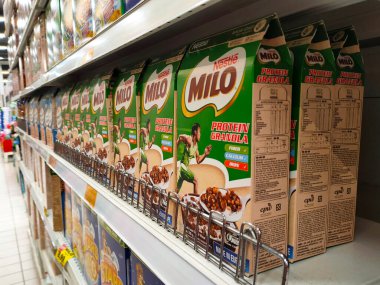 KUALA LUMPUR, MALAYSIA - AĞUSTOS 4, 2021: Karton kutuda paketlenmiş tahıl gevreği ve plastik pakete odaklanmış. Dev süpermarketlerde raflarda sergileniyordu. Damgasına göre sıralanmış. Hepsinin bir fiyatı var.. 