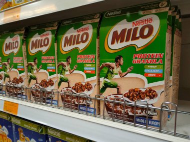 KUALA LUMPUR, MALAYSIA - AĞUSTOS 4, 2021: Karton kutuda paketlenmiş tahıl gevreği ve plastik pakete odaklanmış. Dev süpermarketlerde raflarda sergileniyordu. Damgasına göre sıralanmış. Hepsinin bir fiyatı var.. 