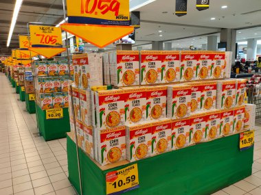 KUALA LUMPUR, MALAYSIA - AĞUSTOS 4, 2021: Karton kutuda paketlenmiş tahıl gevreği ve plastik pakete odaklanmış. Dev süpermarketlerde raflarda sergileniyordu. Damgasına göre sıralanmış. Hepsinin bir fiyatı var.. 